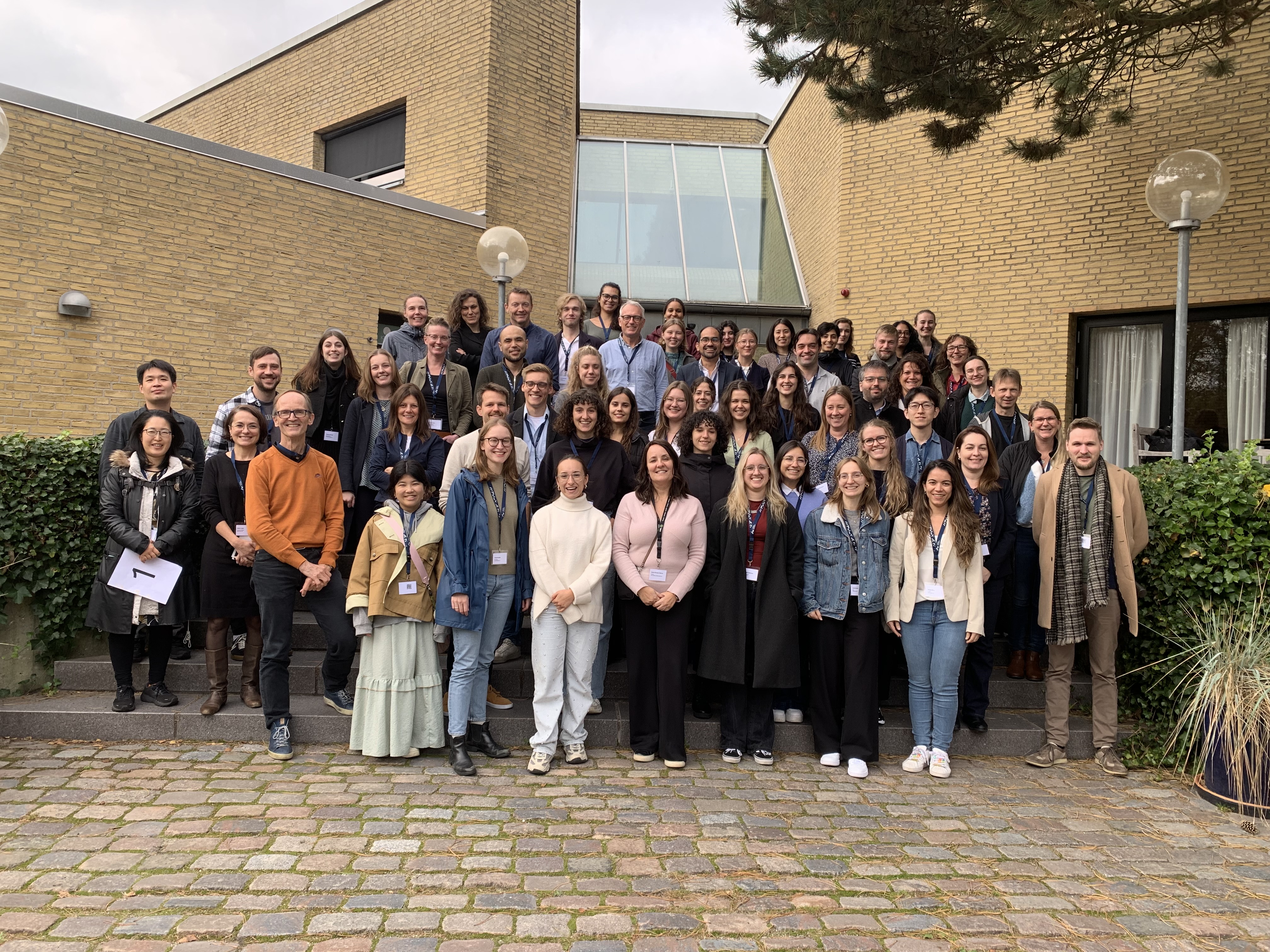 Group photo of all the participants at the Neuroscience Retreat 2024 outside Kysthotellet, Grenå Photo: Rikke Lindhard, DANDRITE